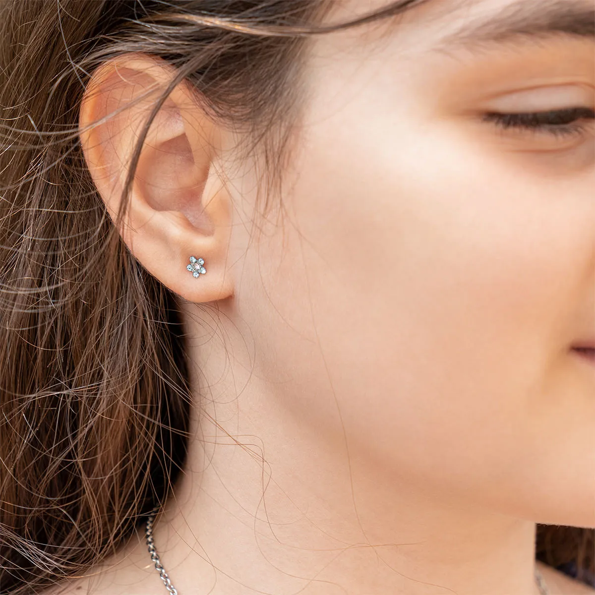Boucles d'oreilles en or blanc 14k avec aigue-marine et pâquerettes blanches