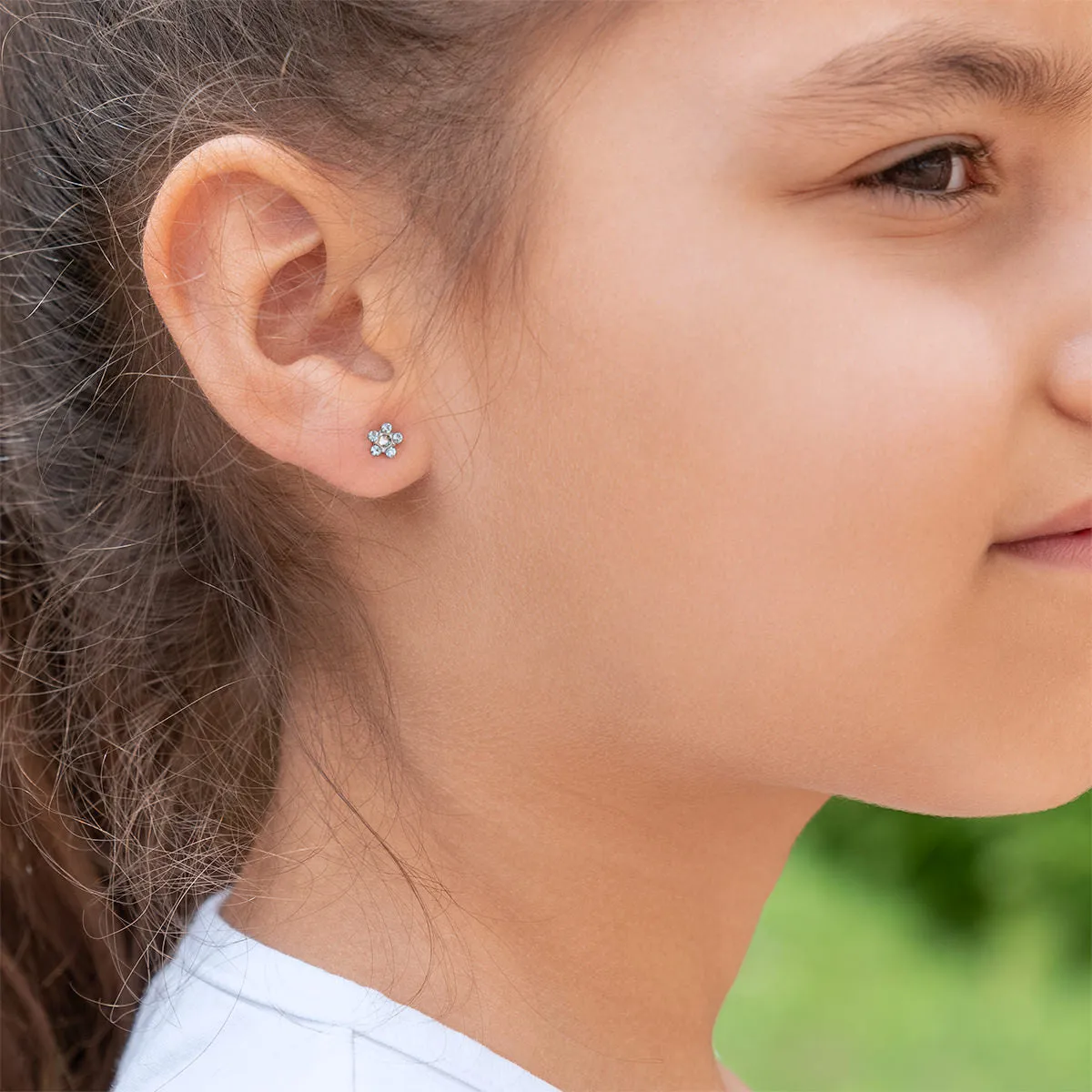 Boucles d'oreilles en or blanc 14k avec aigue-marine et pâquerettes blanches