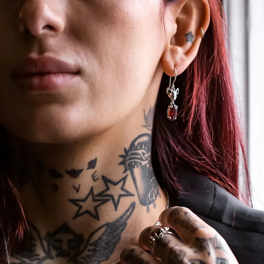 Nick Von K Bijoux Nick Von K - Boucles d'oreilles pendantes en grenat Salem Cat